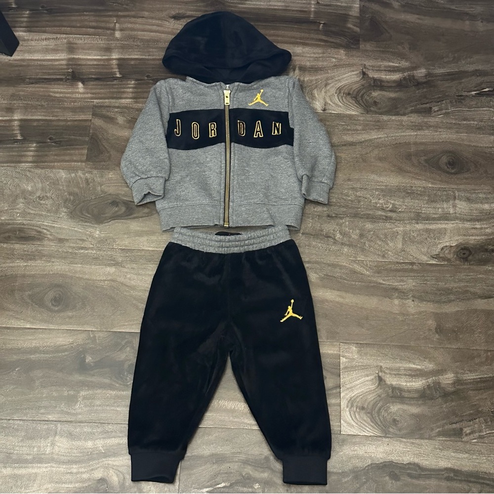 Jordan Kids Gray & Black Jogger Set with Gold Jumpman Size 12 Months